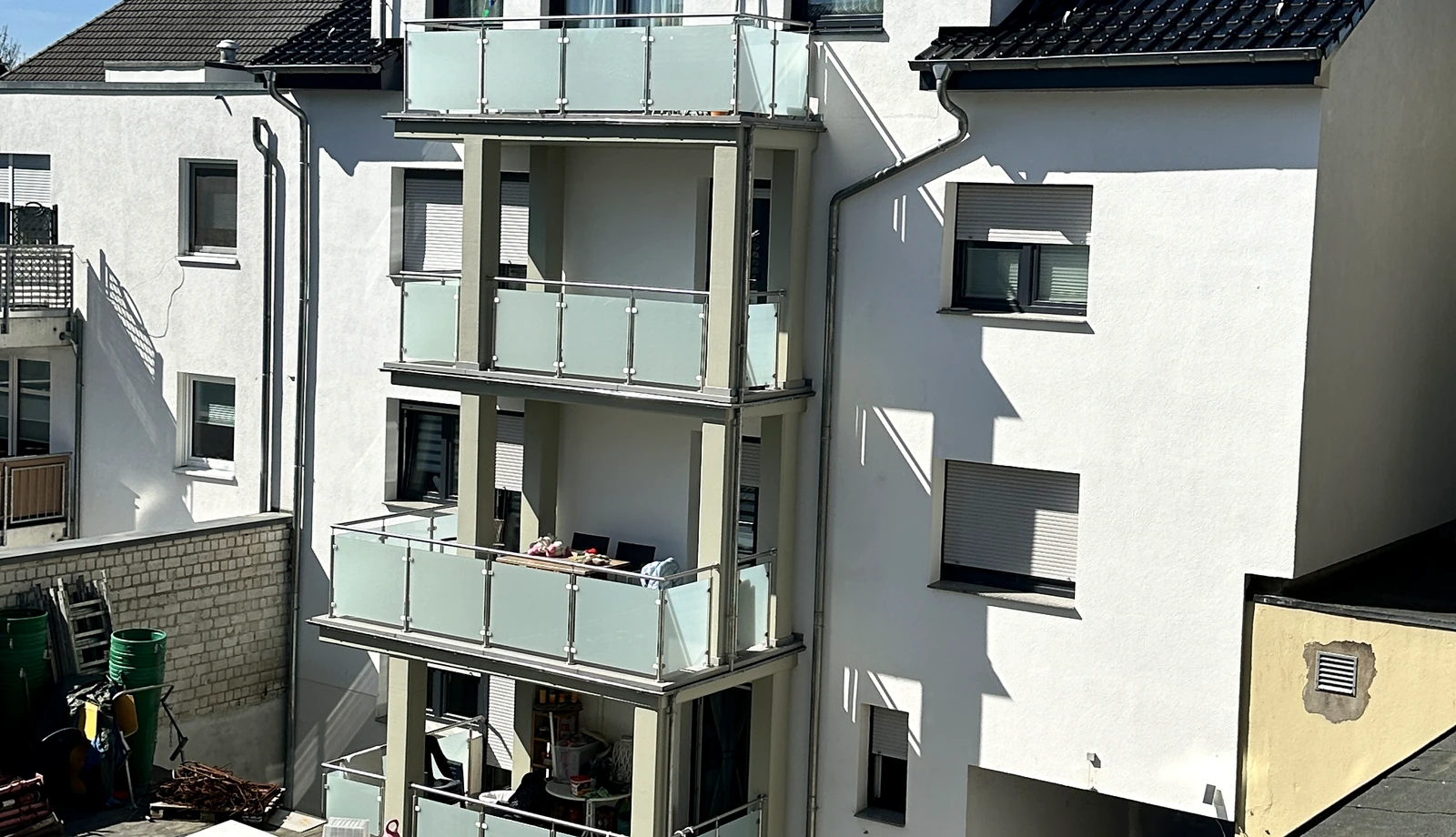 Mehrfamilienhaus – Balkone & Außenanlage – Ansicht 03