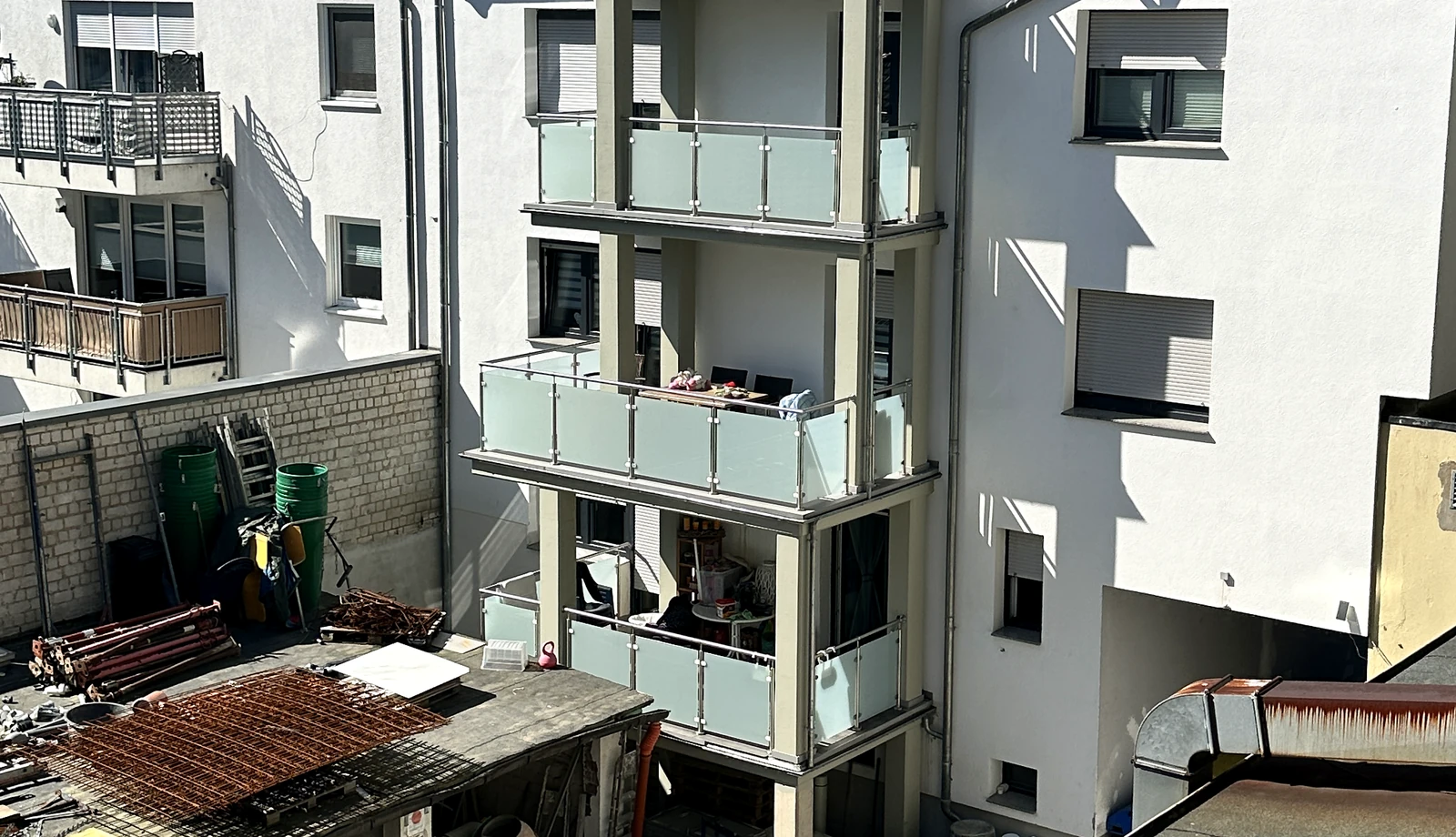 Mehrfamilienhaus – Balkone & Außenanlage – Ansicht 04