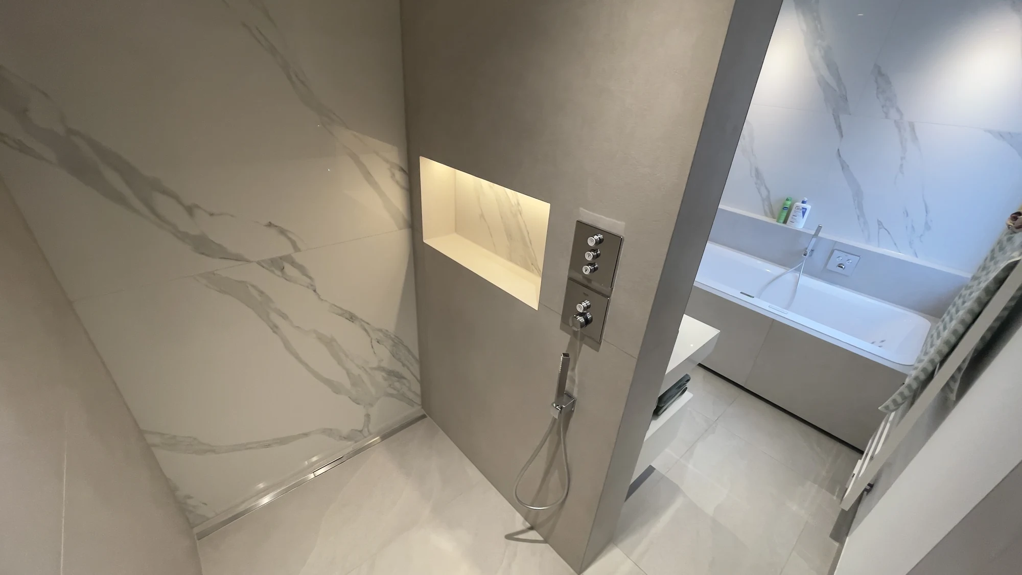 Wannenbad mit Lichtkonzept – Dusche mit Wandnische