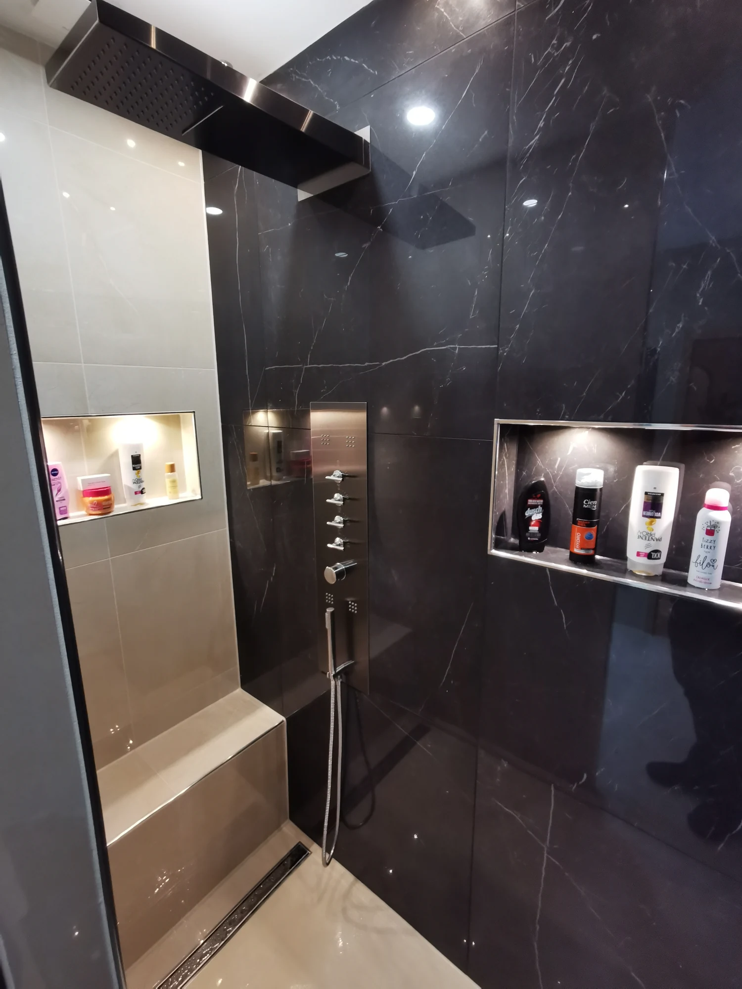 Masterbad in Solingen – Duschbereich mit Sitzplatz