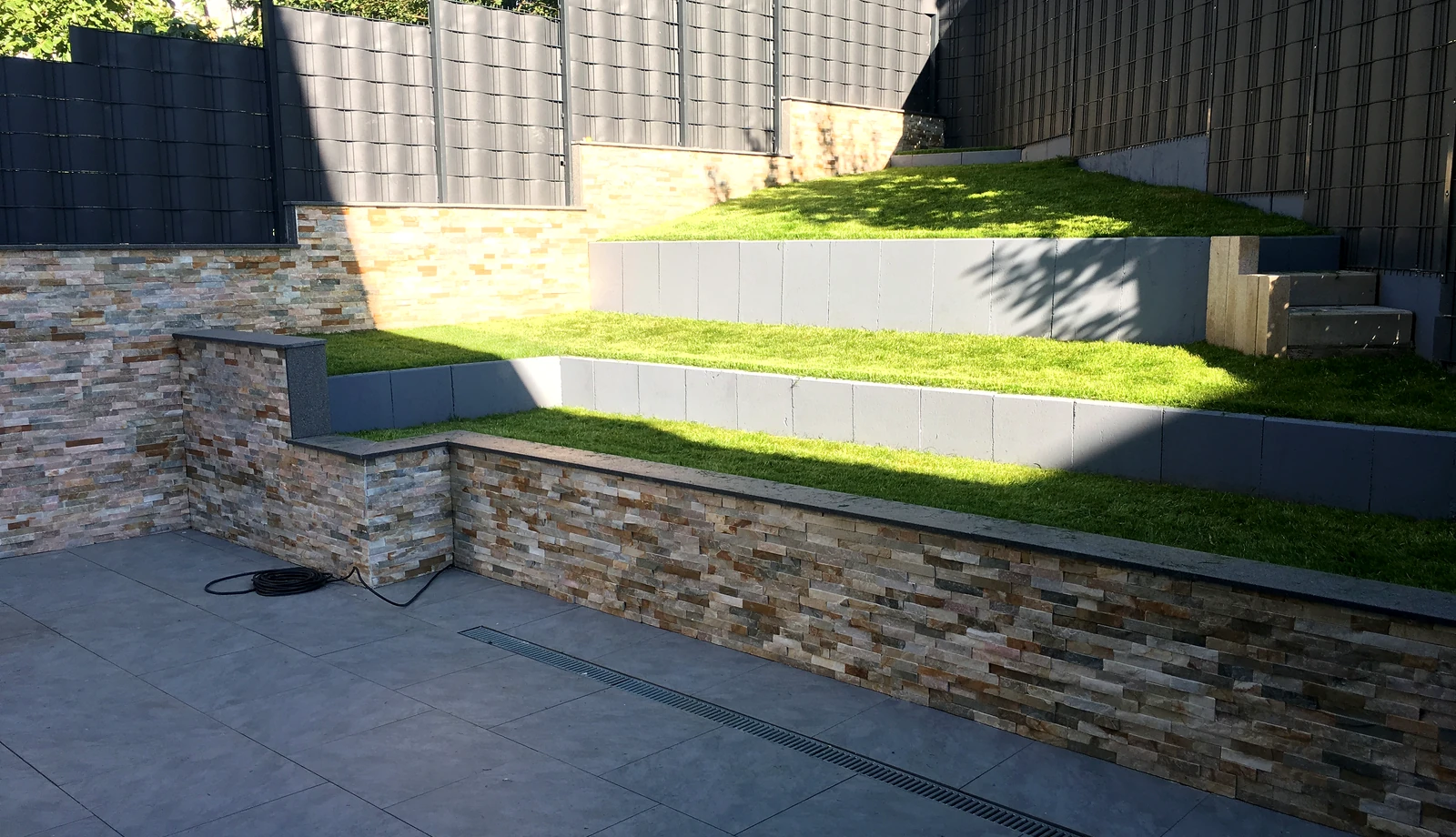 Gartenanlage mit Terrassenstufen – Ansicht 02