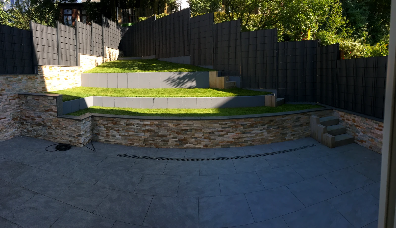 Gartenanlage mit Terrassenstufen – Ansicht 03