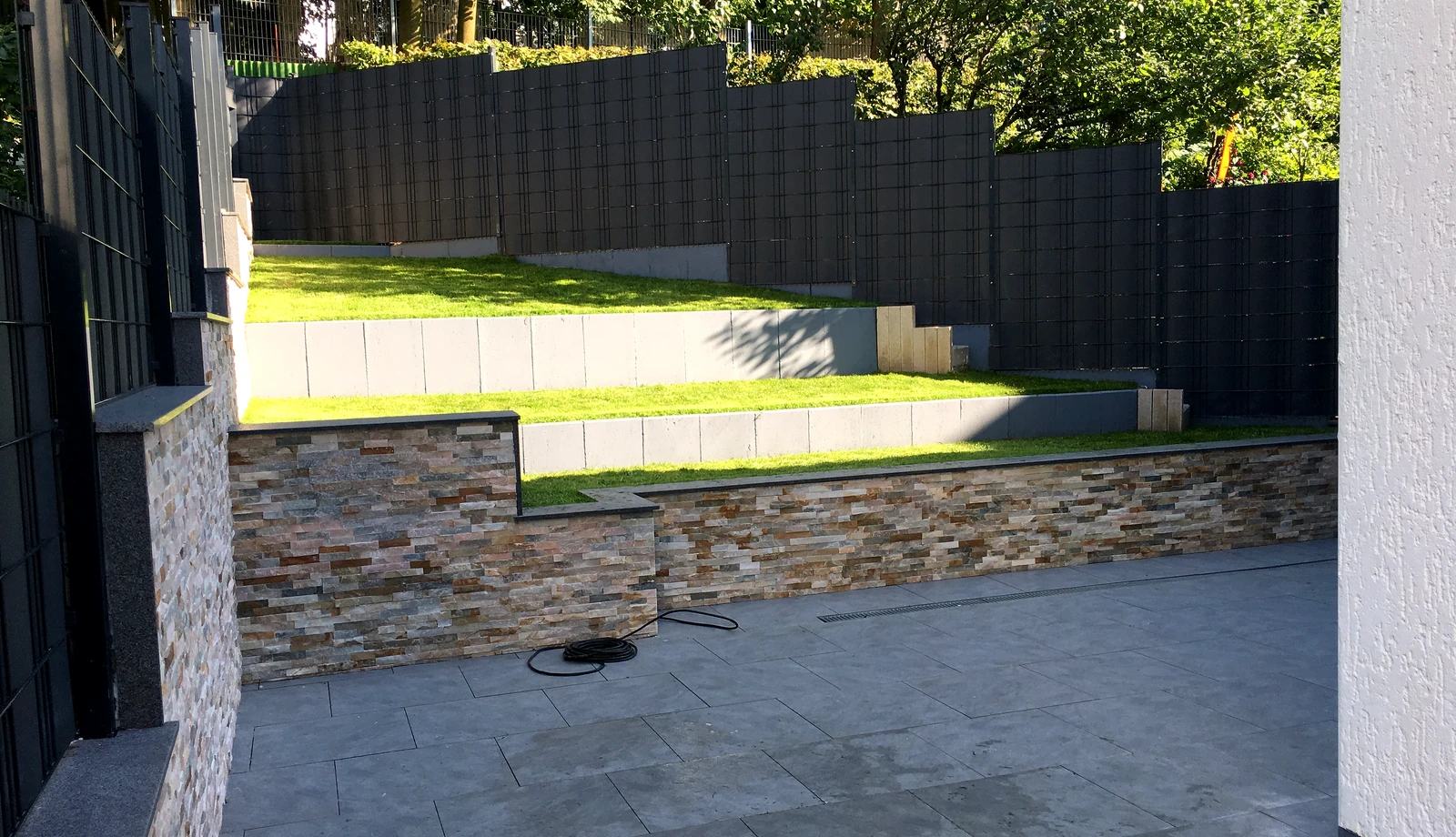 Gartenanlage mit Terrassenstufen – Ansicht 04