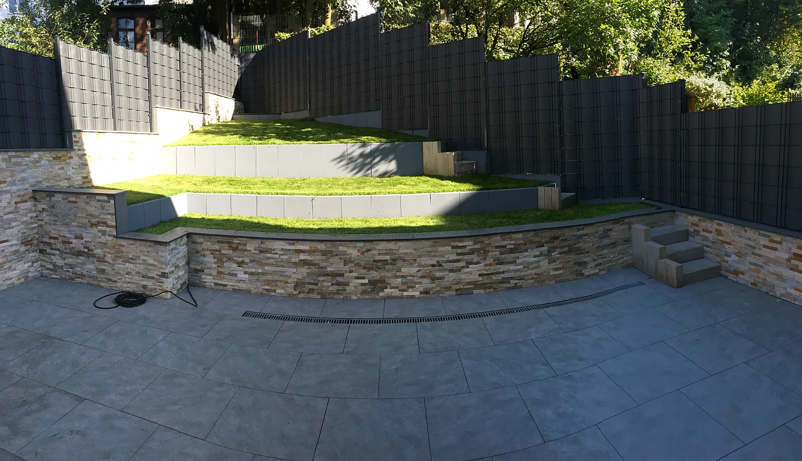 Gartenanlage mit Terrassenstufen – Ansicht 05