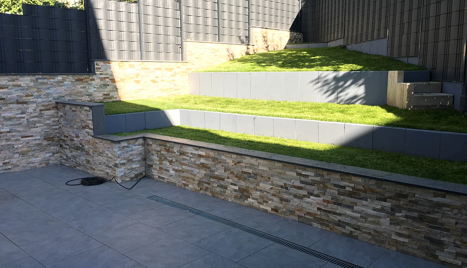 Gartenanlage mit Terrassenstufen – Ansicht 06