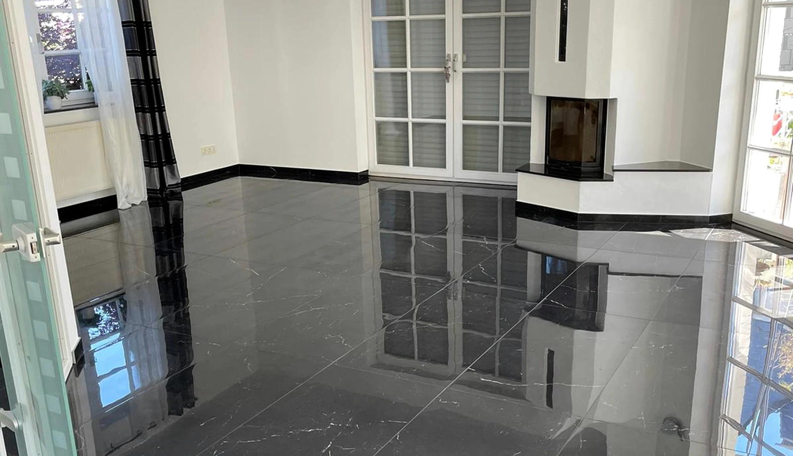 Wohnung · 110 m² in schwarzer Steinoptik – Ansicht 02